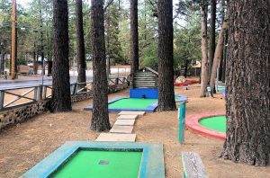 Hot-Shot-Miniature-Golf